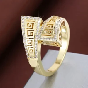 خاتم عصري مطلي بالذهب – تصميم فاخر بأحجار لامعة